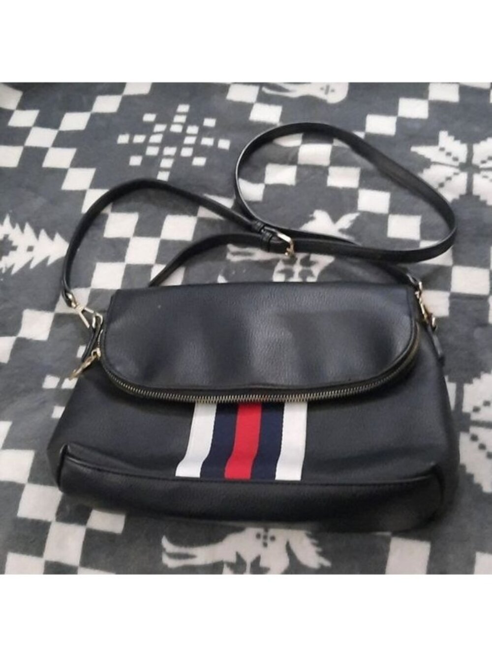 Urban Expressions   Zipper Snap Closure Adjustable Strap Crossbody  Purse.